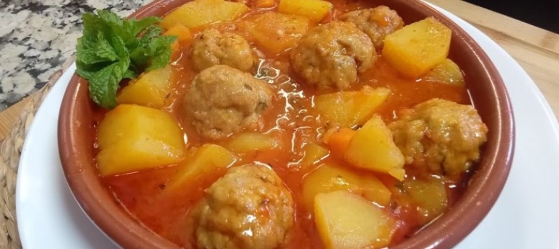 Albóndigas repentinas con patatas baby glaseadas al azafrán